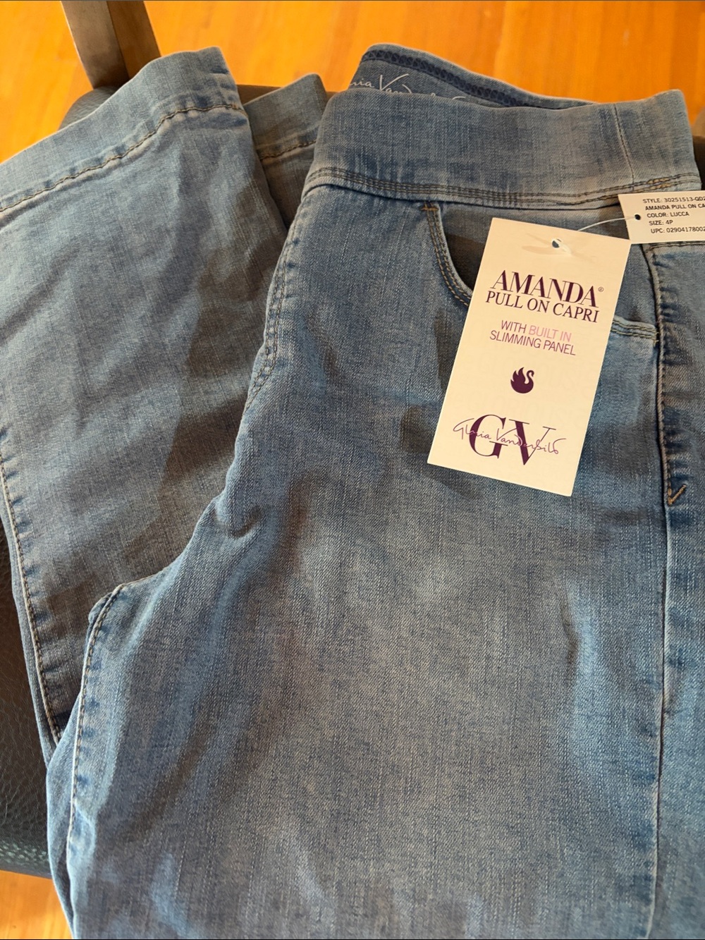 Gloria Vanderbilt Light Blue Pull-On Capri Jeans